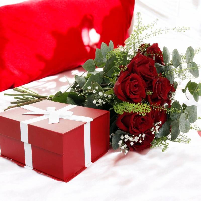 Valentine's Dozen Premium Red Roses Bouquet