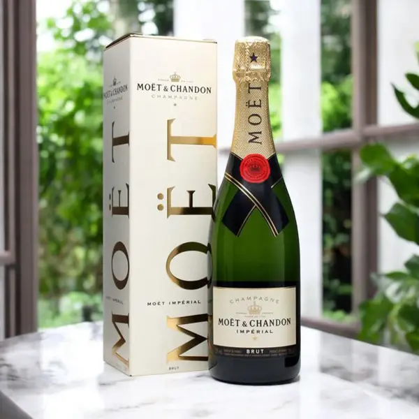 Moet & Chandon Champagne 75cl Gift Box